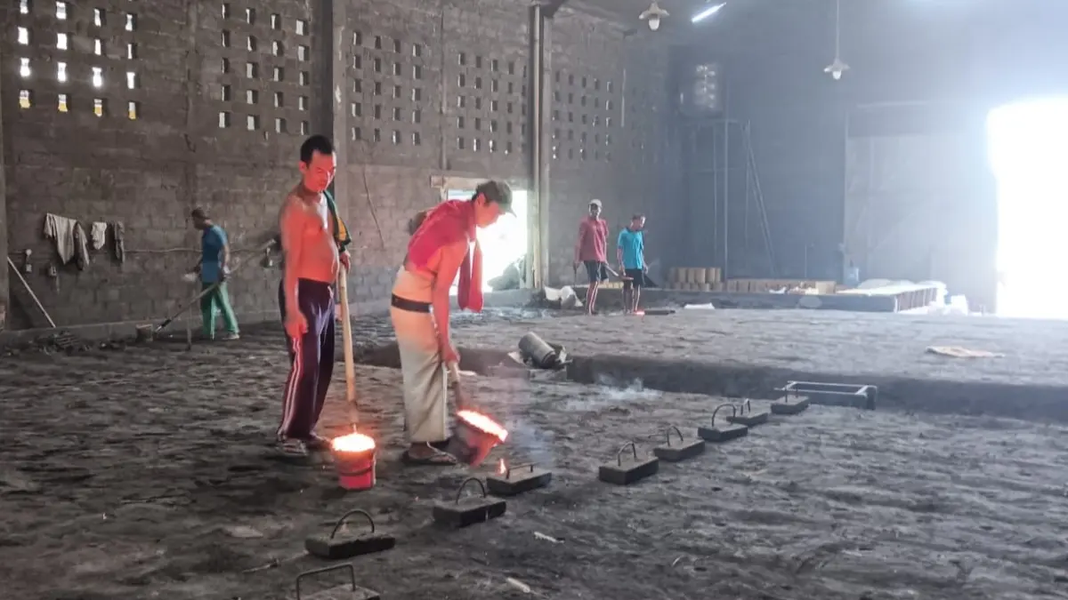 Proses produksi penutup saluran drainase untuk jalan tol dan jembatan di pusat pengecoran logam Ceper, Klaten. (Angga Purenda/Radar Solo)