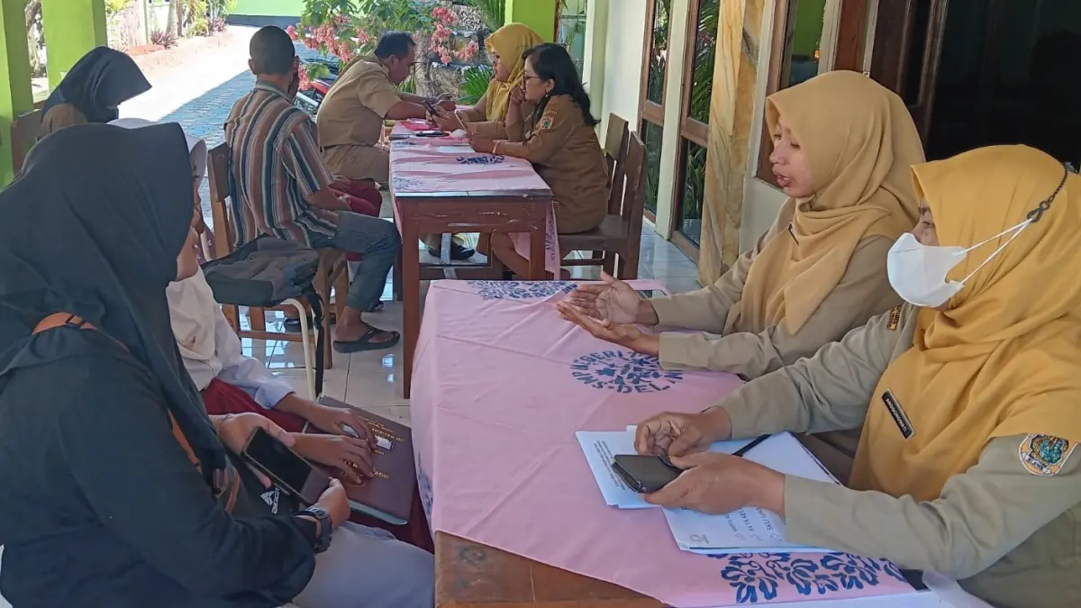 Sejumlah orang tua dan calon murid baru berkonsultasi untuk pendaftaran SPMB di SMP Negeri 1 Delanggu, Senin (29/6/2026). (ANGGA PURENDA/RADAR SOLO)