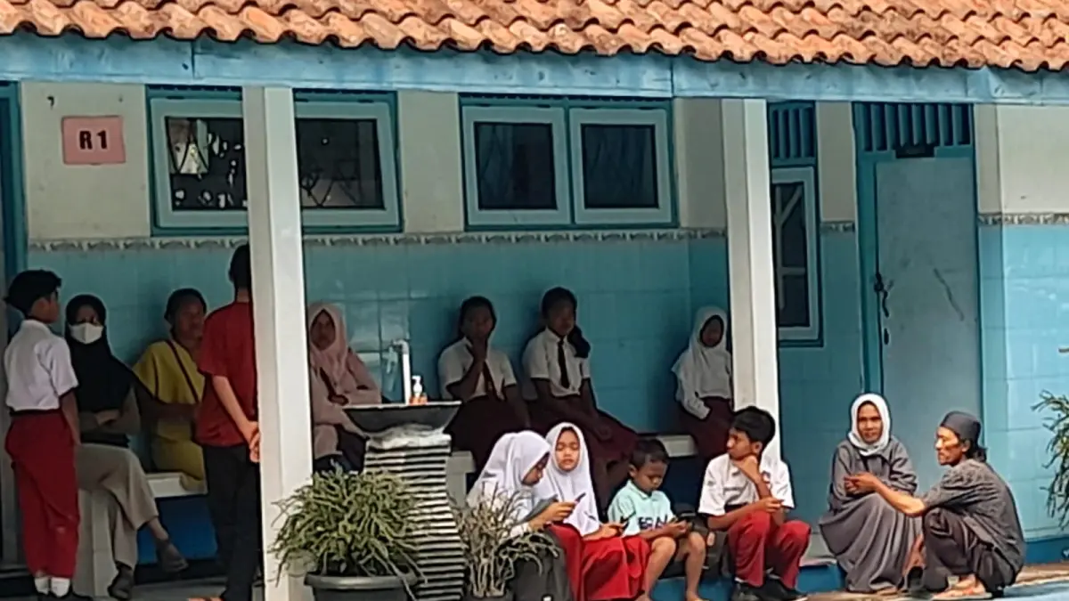 Siswa diantarkan orang tuanya mendaftar ke salah satu SMPN di Karanganyar. (Rudi Hartono/Radar Solo)