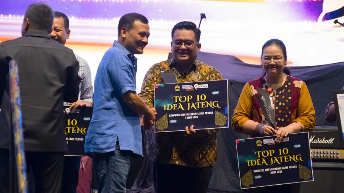 Wabup Wonogiri Imron Rizkyarno menerima Top 10 Kompetisi Inovasi Daerah Jawa Tengah (IDEA Jateng) 2026 dari Gubernur Jateng Ahmad Luthfi pada malam penganugerahan di Panggung Utama Jateng Fair 2026, Jumat (26/6/2026). (DOK.PEMKAB WONOGIRI)