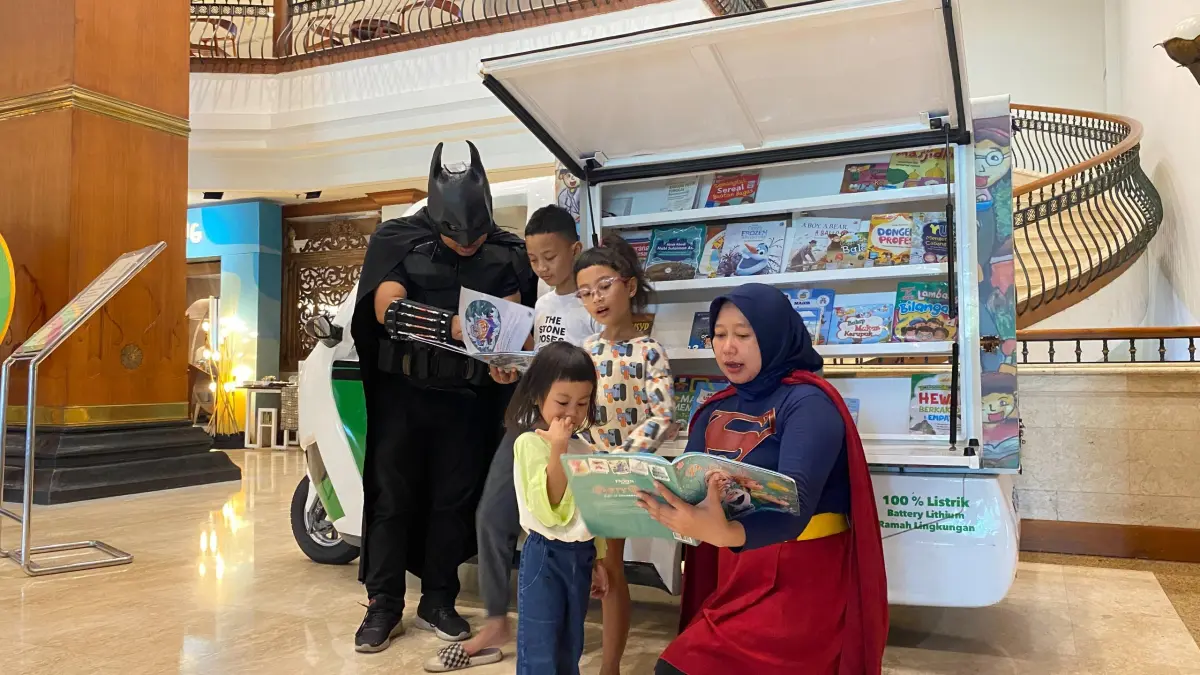 BERBAGI KECERIAAN: Superhero ikut menyemarakkan momen liburan seru di The Sunan Hotel Solo.