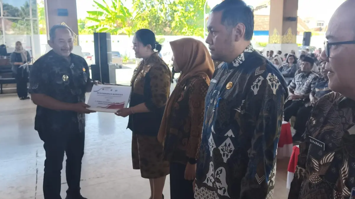 Bupati Karanganyar Rober Christanto menyalurkan program PIP tahap I, Selasa (30/6/2026). (Rudi Hartono/Radar Solo)