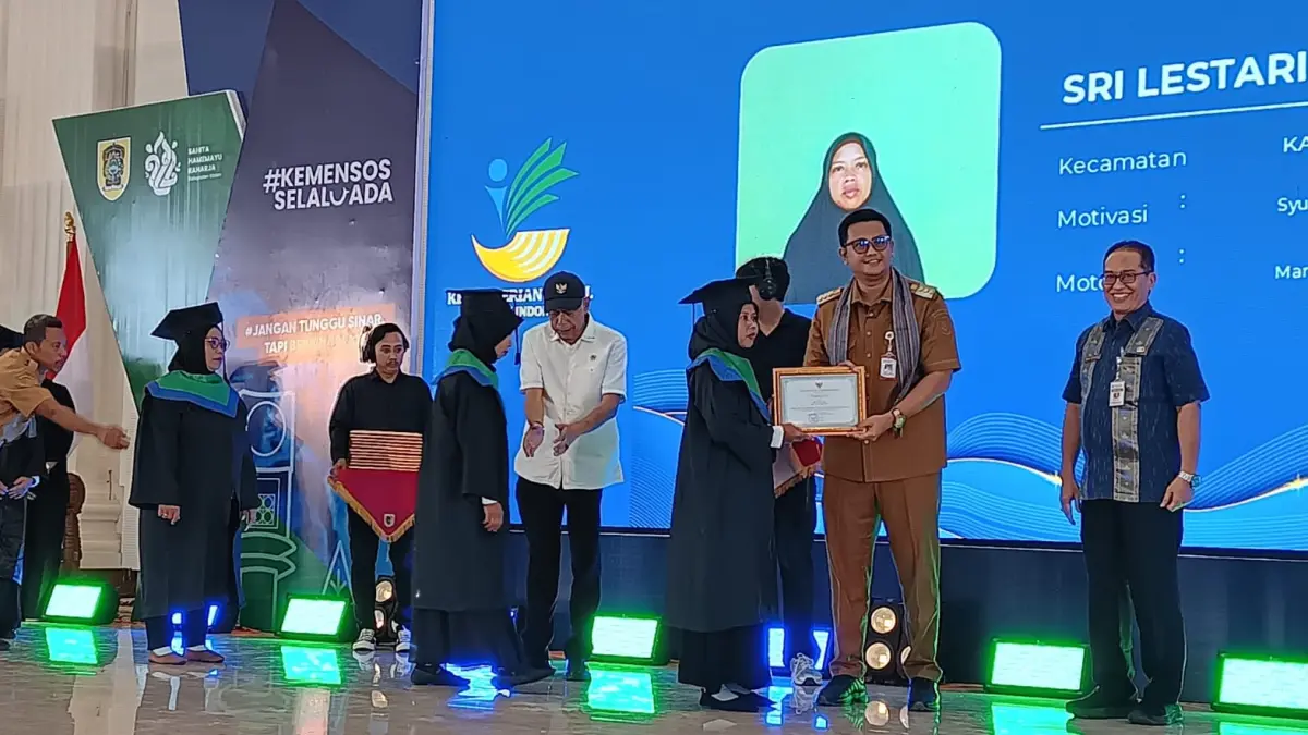 Bupati Klaten Hamenang Wajar Ismoyo saat mendampingi Wamensos RI dalam wisuda graduasi KPM PKH di Grha Bung Karno, Selasa (30/6/2026). (Angga Purenda/Radar Solo)
