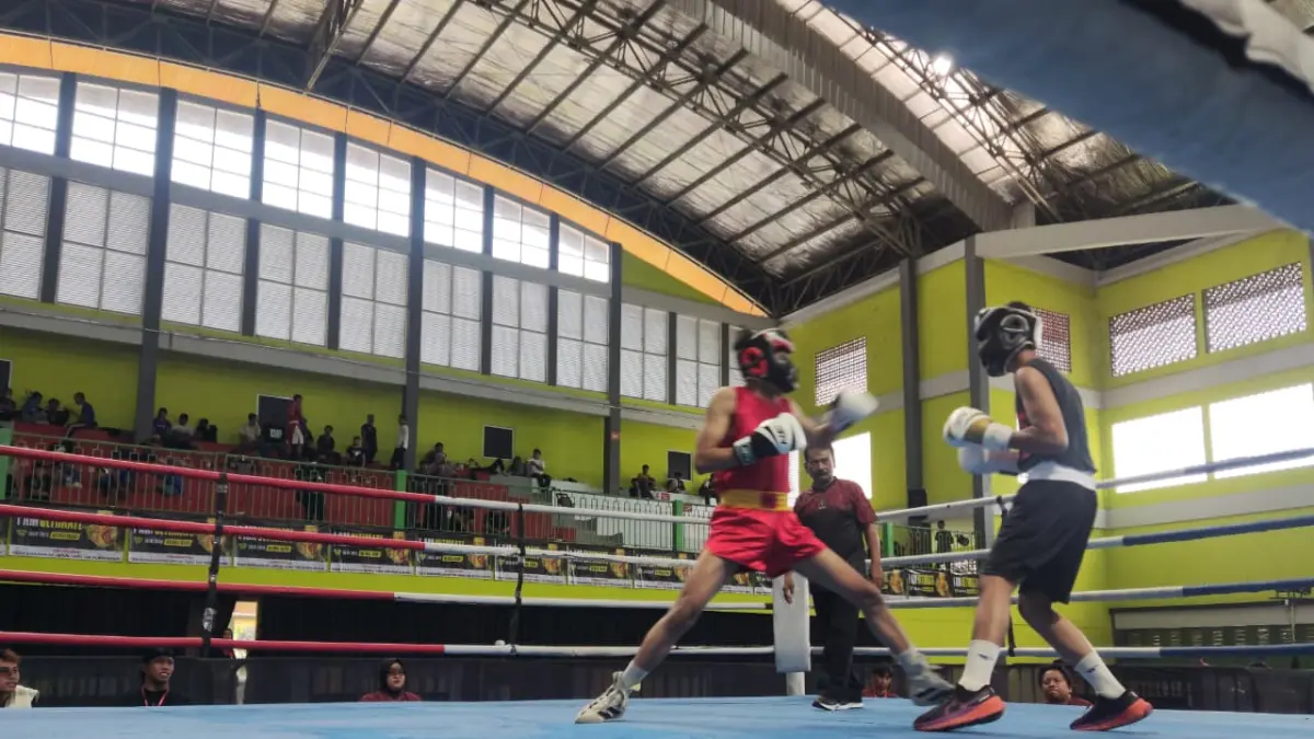 Dua petinju tengah bertanding di ajang UTP Boxing Fest Championship Vol. 1 2026 di GOR Kampus 3 UTP, Plesungan, Gondangrejo, Karanganyar, Minggu (28/6). (Hernindya Jalu/Radar Solo)