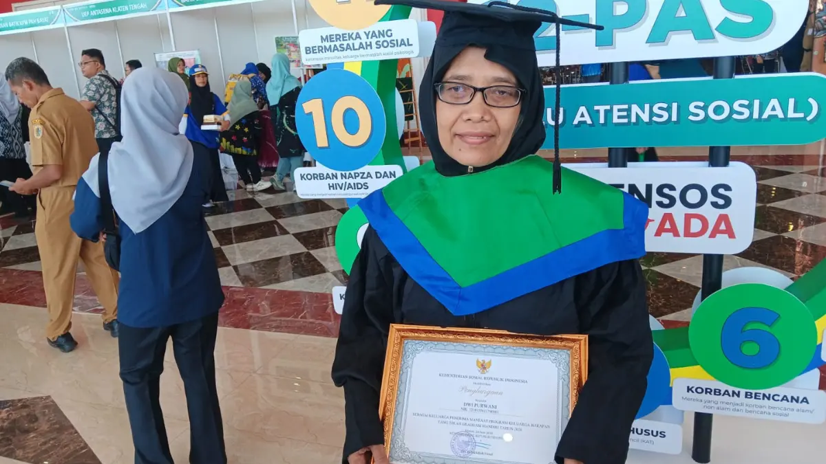 Dwi Purwani asal Desa Bener, Kecamatan Wonosari, Klaten yang telah graduasi dari Program Keluarga Harapan (PKH). (Angga Purenda/Radar Solo)