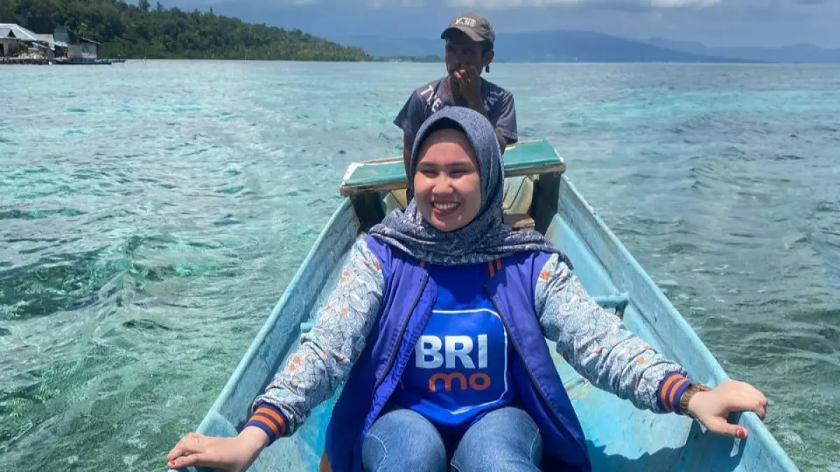 Eka Fitriyani Wulandari (34), seorang Mantri BRI Unit Salakan di bawah naungan BRI Branch Office Luwuk, yang bertugas melayani kebutuhan finansial masyarakat di Pulau Bungin, Bakalan, dan Bulungkobit, Kabupaten Banggai Kepulauan, Sulawesi Tengah. (DOK.BRI)