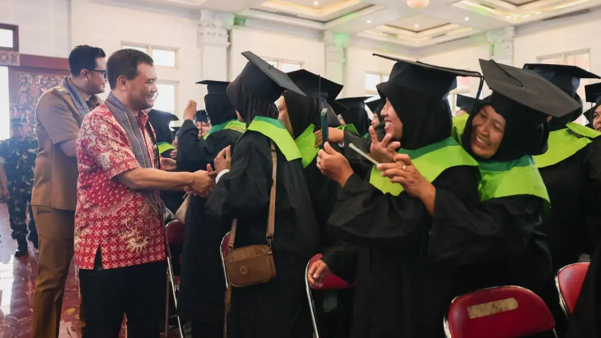Gubernur Jateng Ahmad Luthfi dan Bupati Klaten Hamenang Wajar Ismoyo hadiri pelepasan status kepesertaan bantuan sosial yang ditandai dengan wisuda graduasi mandiri di Gedung Graha Bung Karno, Klaten, Selasa (30/6/2026). (PEMPROV JATENG)
