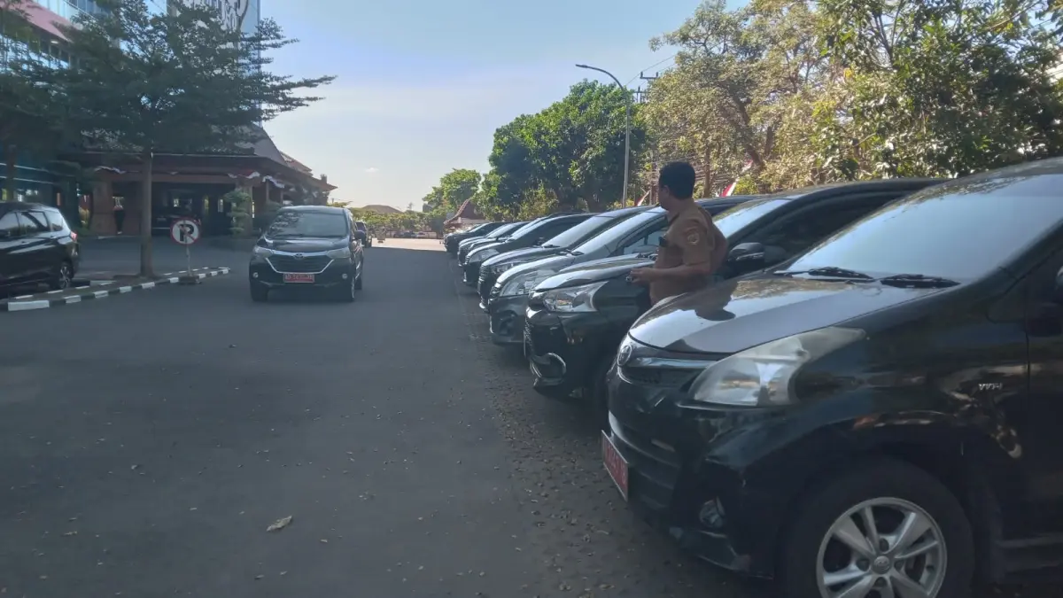 Ilustrasi kendaraan dinas milik Pemkab Sukoharjo terparkir rapi di halaman Gedung Menara Wijaya, belum lama ini. (IWAN KAWUL/RADAR SOLO)