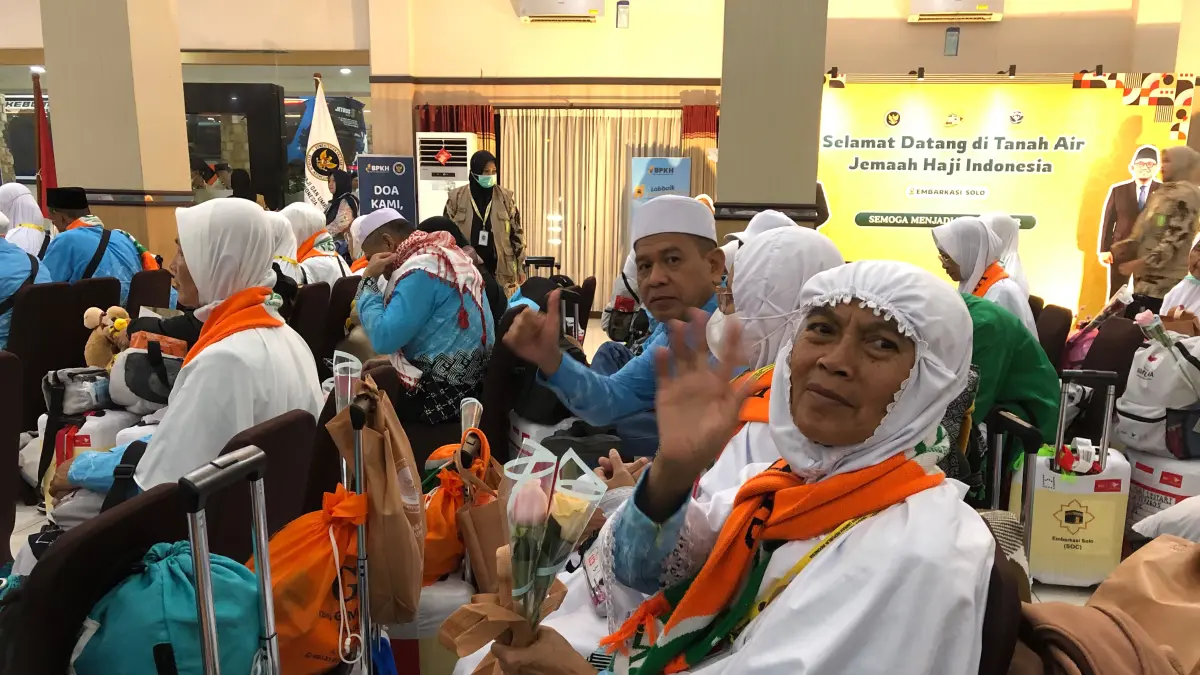 Jemaah haji Kloter 81 tiba di Asrama Haji Donohudan Boyolali, Selasa (30/6/2026) sore. (ABDUL KHOFID/RADAR SOLO) 