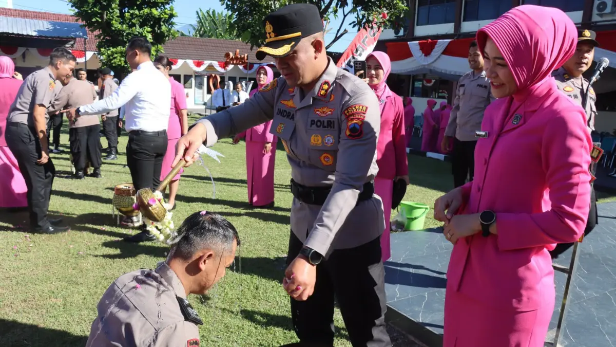 Kapolres Boyolali AKBP Indra Maulana Saputra siramkan air kembang kepada anggotanya yang naik pangkat, Selasa (30/6/2026). (ABDUL KHOFID/RADAR SOLO)