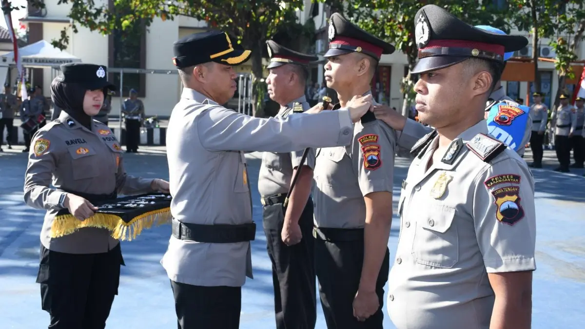 Kapolres Karanganyar AKBP Arman Sahti saat melakukan pemberian kenaikan pangkat bagi anggotanya, Selasa (30/6/2026) pagi. (Rudi Hartono/Radar Solo)