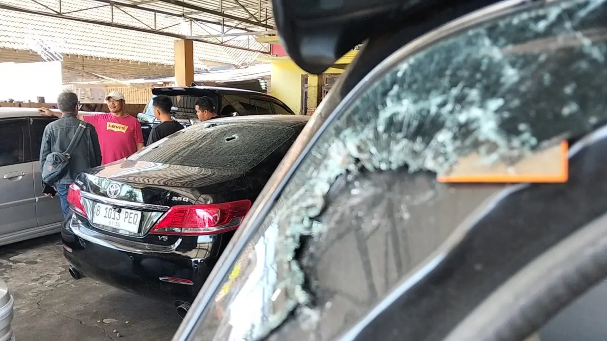Mobil pelanggan bengkel di OJ Shock di Kecamatan Teras, Boyolali rusak akibat lemparan batu massa, Senin (29/6/2026). (ABDUL KHOFID/RADAR SOLO)