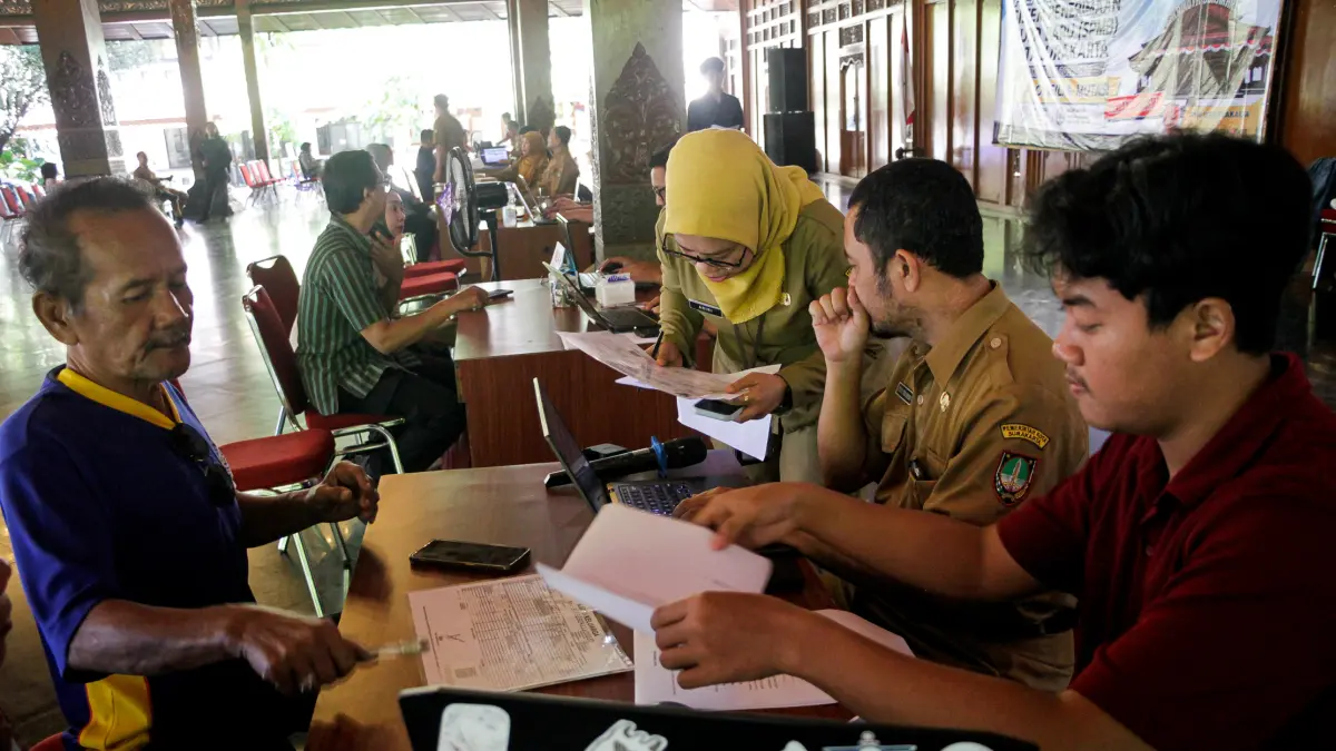 Orang tua konsultasi terkait persoalan SPMB 2026 di helpdesk pemkot di Balai Kota Solo, Selasa (30/6). (M IHSAN/RADAR SOLO)