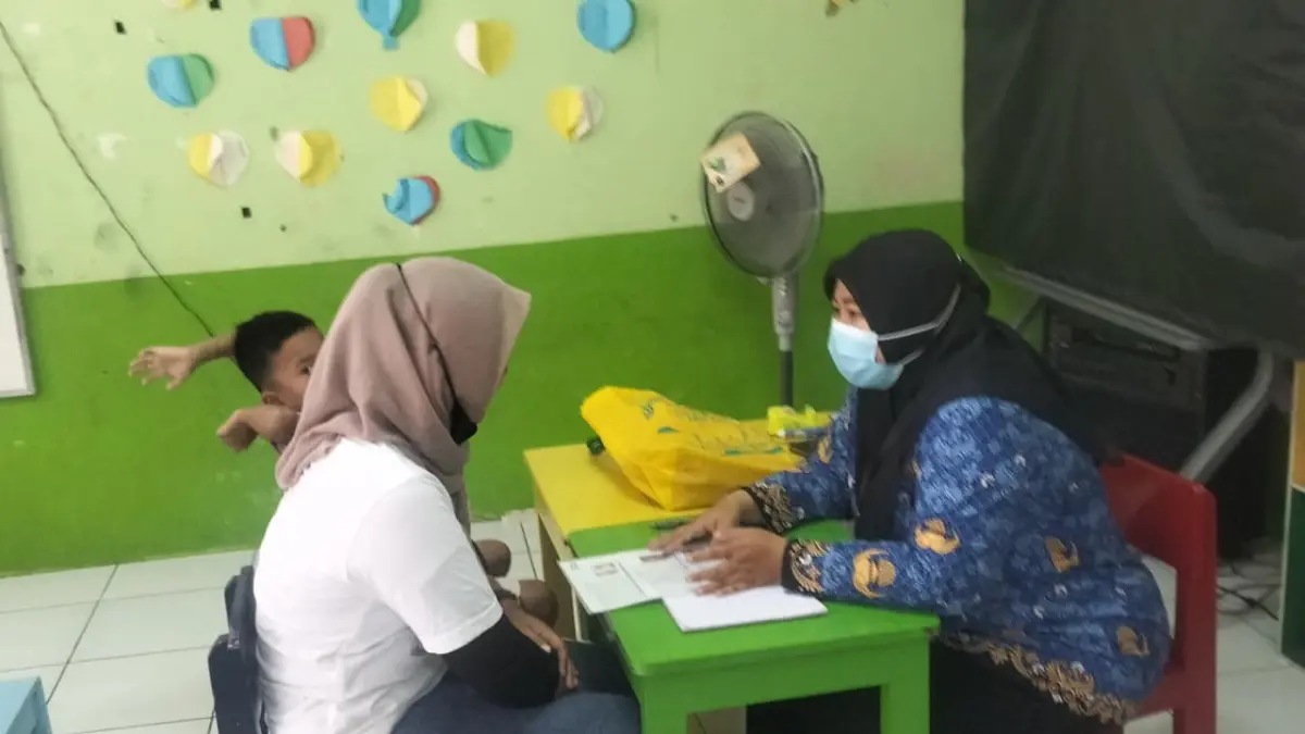 Orang tua mendaftarkan anaknya di PAUD Negeri Solo, Selasa (30/6). (ALFIDA NURCHOLISAH/RADAR SOLO)

&nbsp;