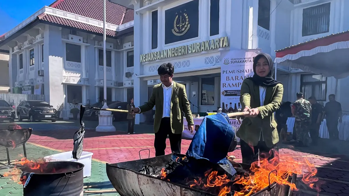 Pemusnahan narkoba di Kejaksaan Negeri Solo, Selasa (30/6). (M Ihsan/Radar Solo)