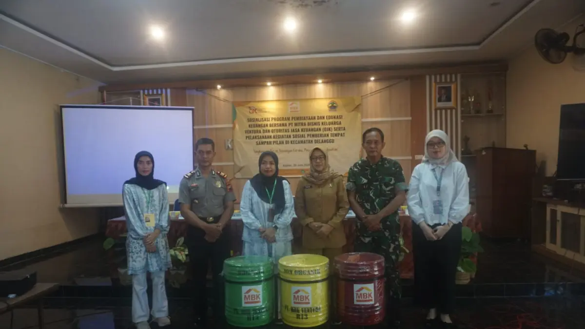 Penyerahan bantuan secara simbolis tempat sampah pilah tiga untuk 16 desa di Kecamatan Delanggu. (Angga Purenda/Radar Solo)