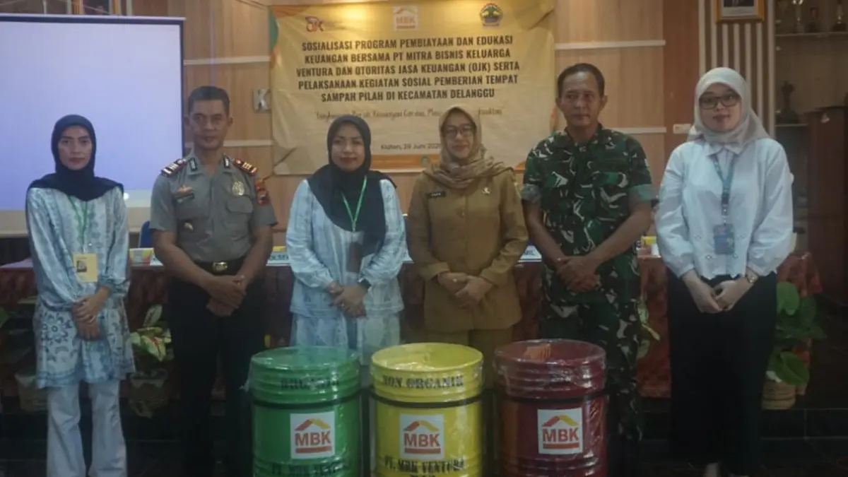 Penyerahan bantuan secara simbolis tempat sampah pilah tiga untuk 16 desa di Kecamatan Delanggu. (ANGGA PURENDA/RADAR SOLO) 