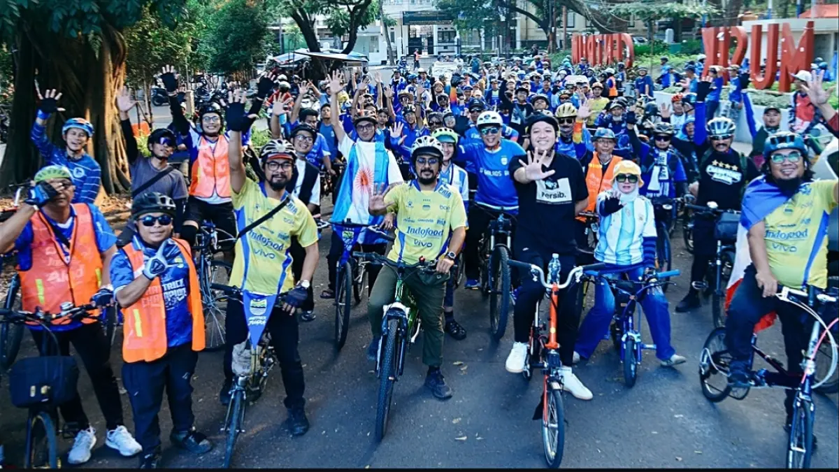 Persib Bandung dan Bobotoh melakukan aksi gowes bareng. (Tim Media Persib Bandung) 