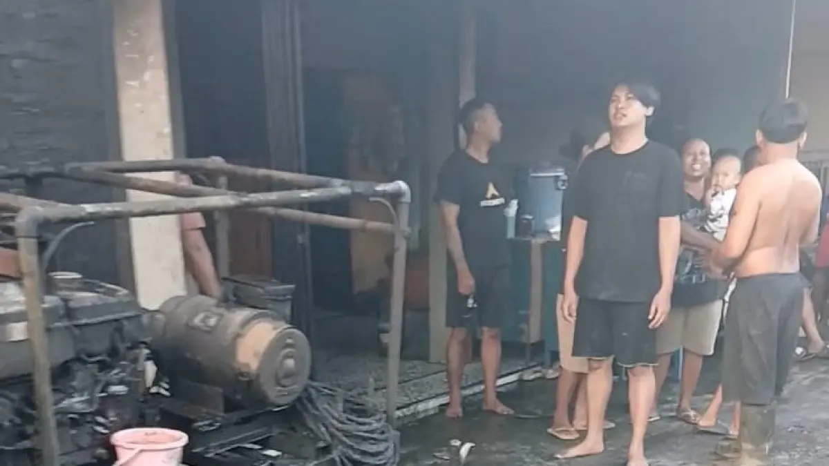 sepeda motor pembawa BBM terbakar di Mojosongo, Solo, Selasa (30/6). (Damianus Bram/Radar Solo)
