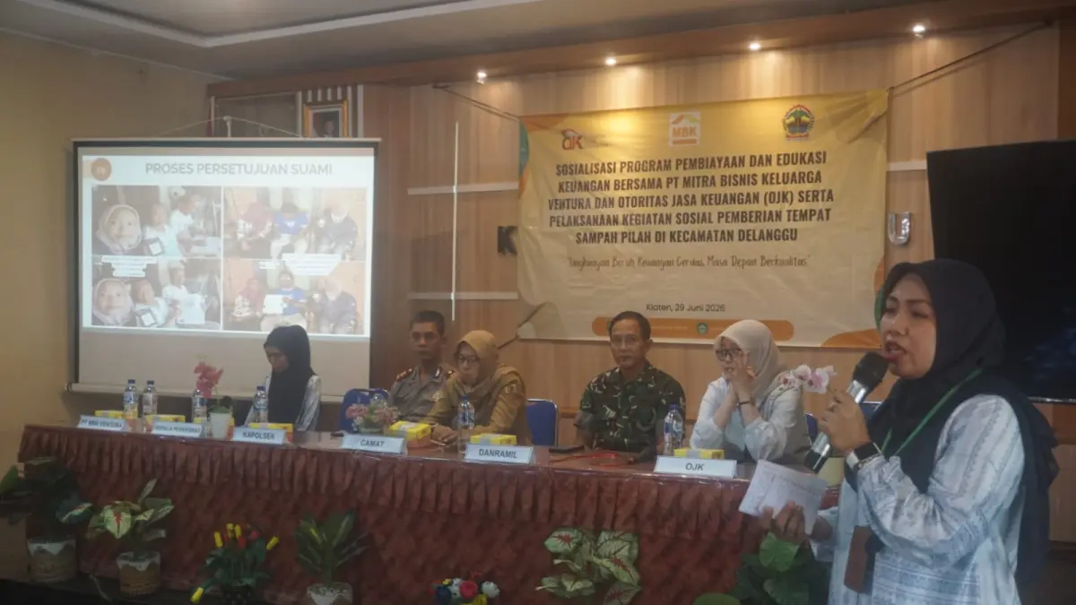 TERANGKAN MATERI: Sosialisasi Program Pembiayaan dan Edukasi Keuangan Bersama Otoritas Jasa Keuangan (OJK) yang digelar di aula Kantor Kecamatan Delanggu, Klaten. (Angga Purenda/Radar Solo)