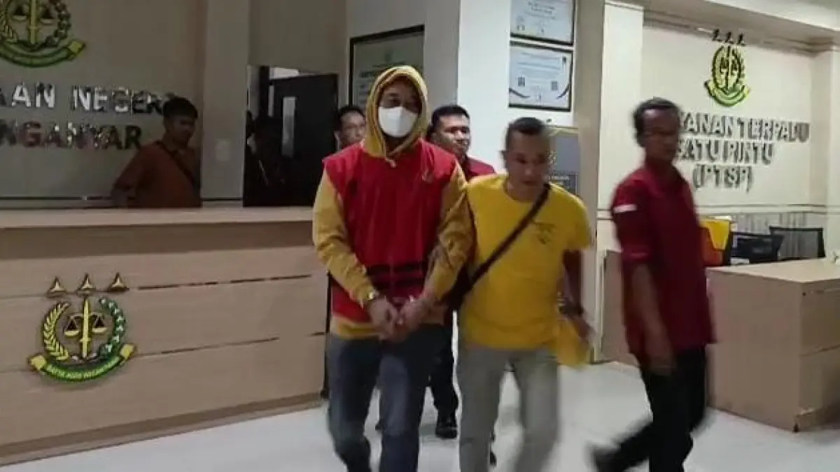 Tersangka kasus dugaan korupsi retribusi PKL, AM saat akan ditahan Kejari Karanganyar. (Rudi Hartono/Radar Solo) 