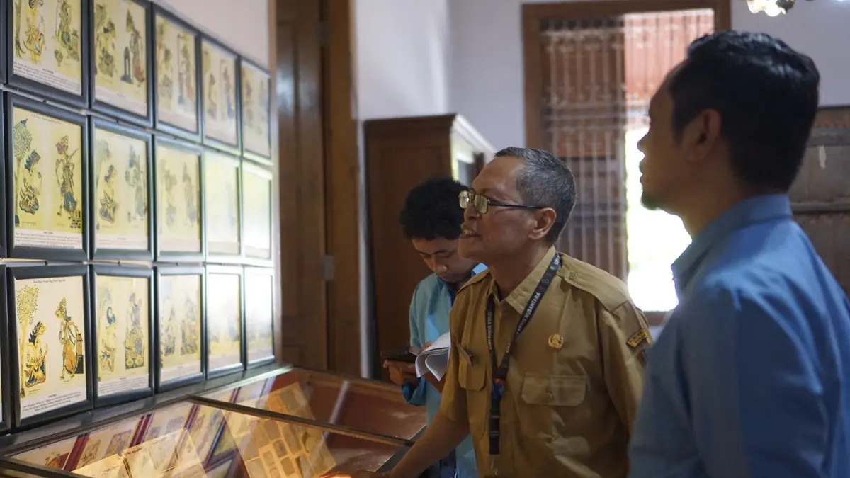 Tim peneliti FSRD UNS melaksanakan kegiatan penelitian bertajuk Optimalisasi Potensi Visual Pawukon melalui Rekonstruksi Tata Pamer untuk Keberlanjutan Budaya Nusantara di Museum Radya Pustaka Surakarta, Selasa (30/6/2026). (DOK.FSRD UNS) 