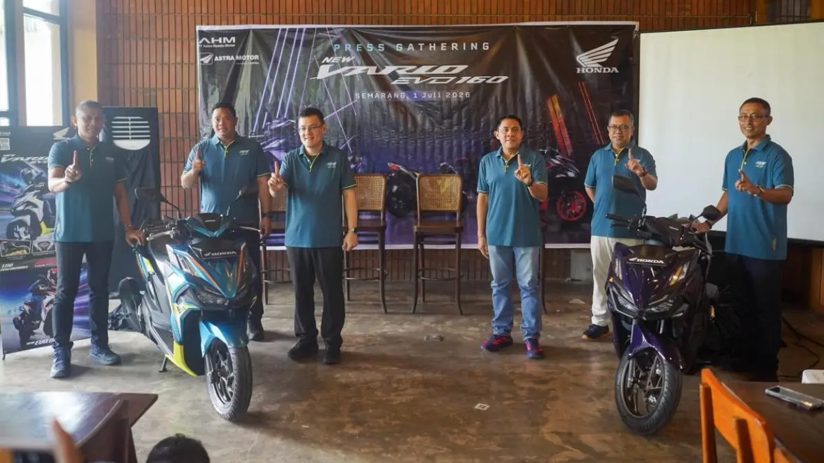 Dari kiri ke kanan: Erie Kurnia Customer Care Manager Astra Motor Jateng, Kresna Murti Dewanto Marketing Manager Astra Motor Jateng, Budi Yanto Region Head Astra Motor Jateng, I Nyoman Sukadana Administration and Finance Manager Astra Motor Jateng, Muhammad Yusuf Retail Manager Astra Motor Jateng, dan Iko Freediantoro Parts Manager Astra Motor Jateng. (DOK.HONDA)