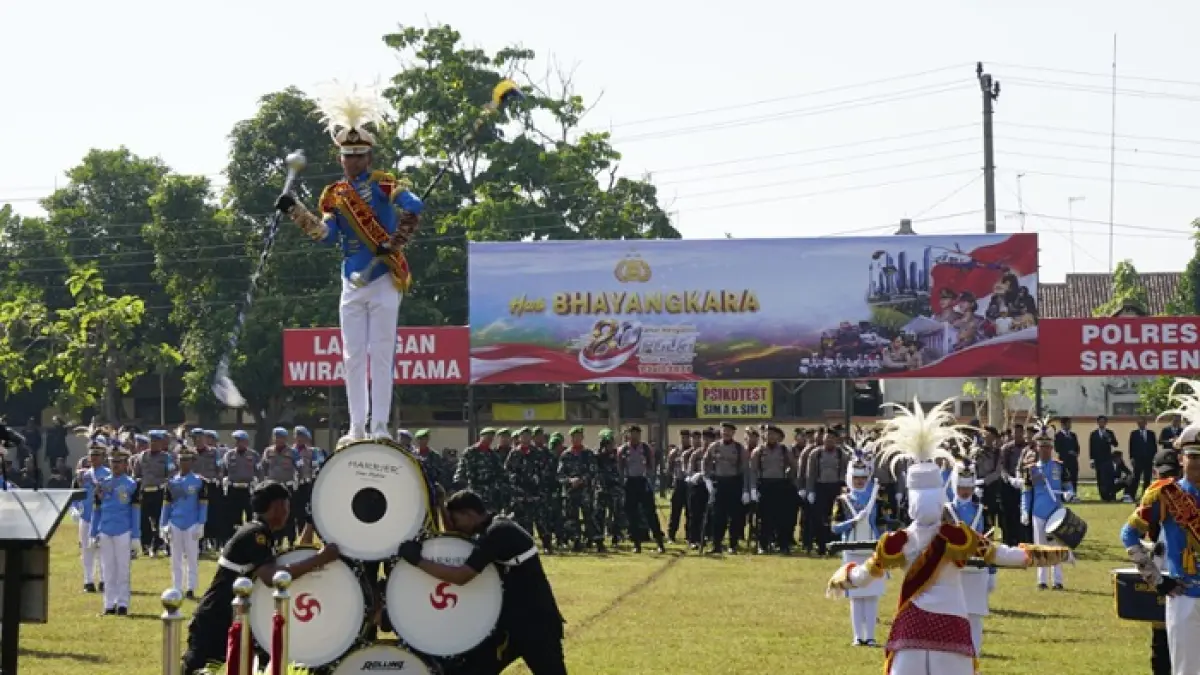 Atraksi drum band dalam peringatan HUT Bhayangkara ke-80 di Polres Sragen, Rabu (1/7/2026). (Ahmad Khairudin/Radar Solo) 