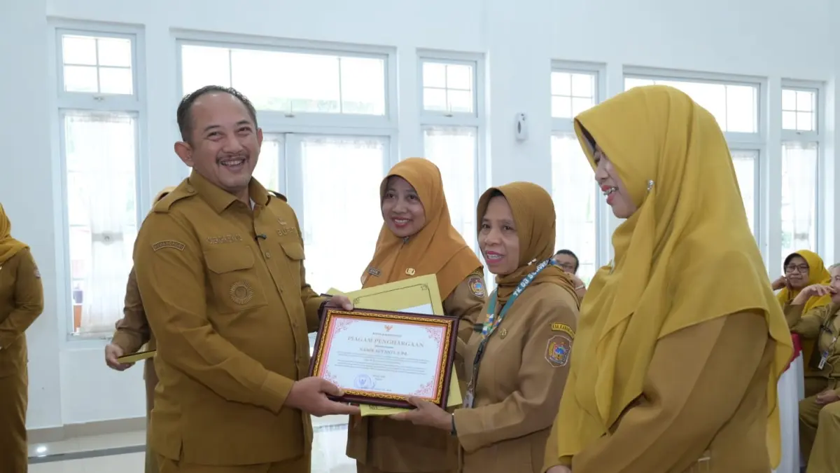 Bupati Karanganyar Rober Christanto serahkan SK pensiun ke 28 guru dan tenaga pendidik, Rabu (1/7/2026). (Rudi Hartono/Radar Solo)