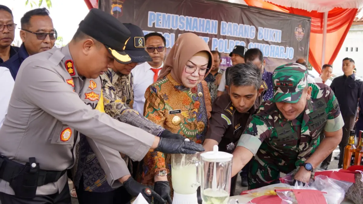 Bupati Sukoharjo Etik Suryani dan jajaran forkompimda musnahkan barang bukti kasus narkoba. (IWAN KAWUL/RADAR SOLO)