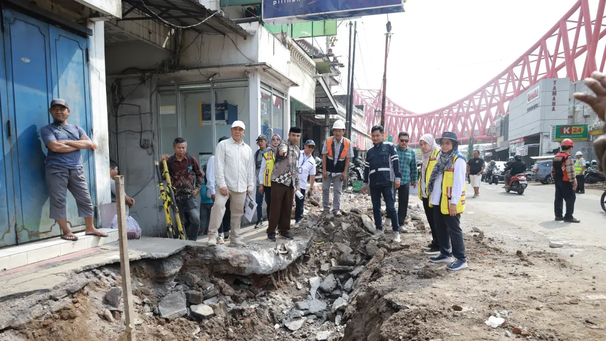 DPRD Solo sidak proyek Jalan Piere Tendean, Rabu kemarin (1/7). (A Christian/Radar Solo)