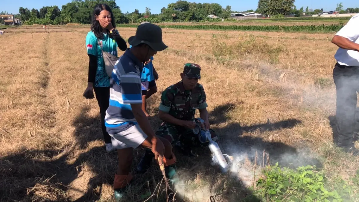 Gropyokan tikus di Kecamatan Banyudono, Boyolali melibatkan beragam elemen, Rabu (1/7/2026). (ABDUL KHOFID/RADAR SOLO)