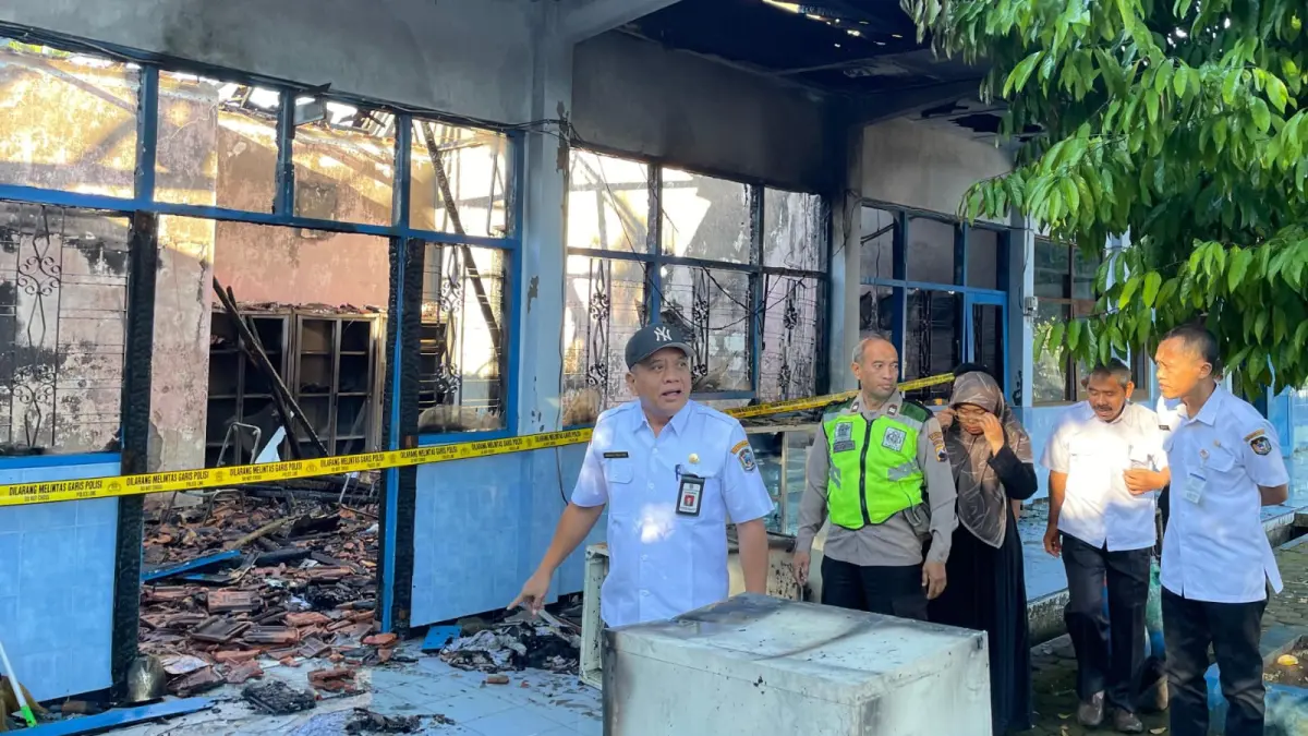 Kepala Disdikbud Karanganyar Hendro Prayitno mengecek SMPN 2 Karangpandan yang terbakar, Rabu (1/7/2026). (Rudi Hartono/Radar Solo)