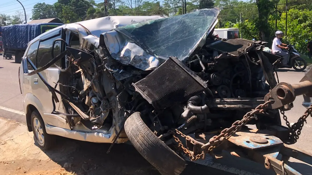 Kondisi mobil Avanza yang terlibat kecelakaan di Jalan Semarang-Solo, tepatnya di Dukuh Pule, Desa Penggung, Kecamatan Boyolali, Rabu (1/7) siang. Kejadian ini menewaskan sopir mobil bersangkutan. (ABDUL KHOFID/RADAR SOLO)
