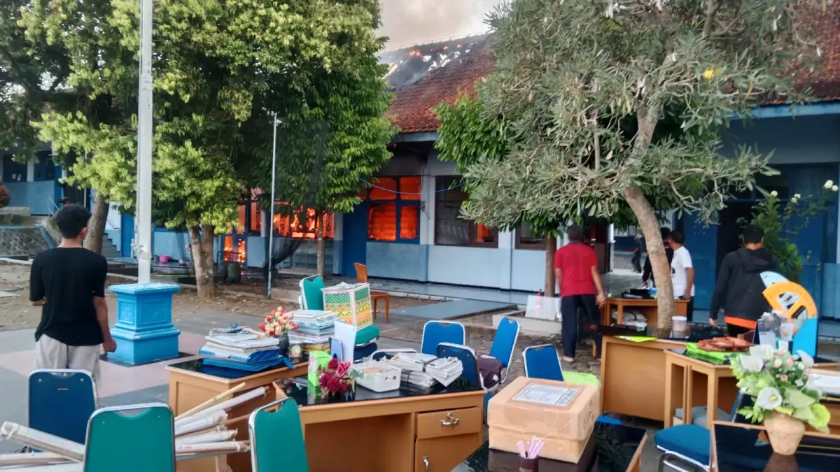 Kondisi SMPN 2 Karangpandan, Karanganyar yang terbakar, Rabu (1/7/2026) pagi. (Rudi Hartono/Radar Solo) 