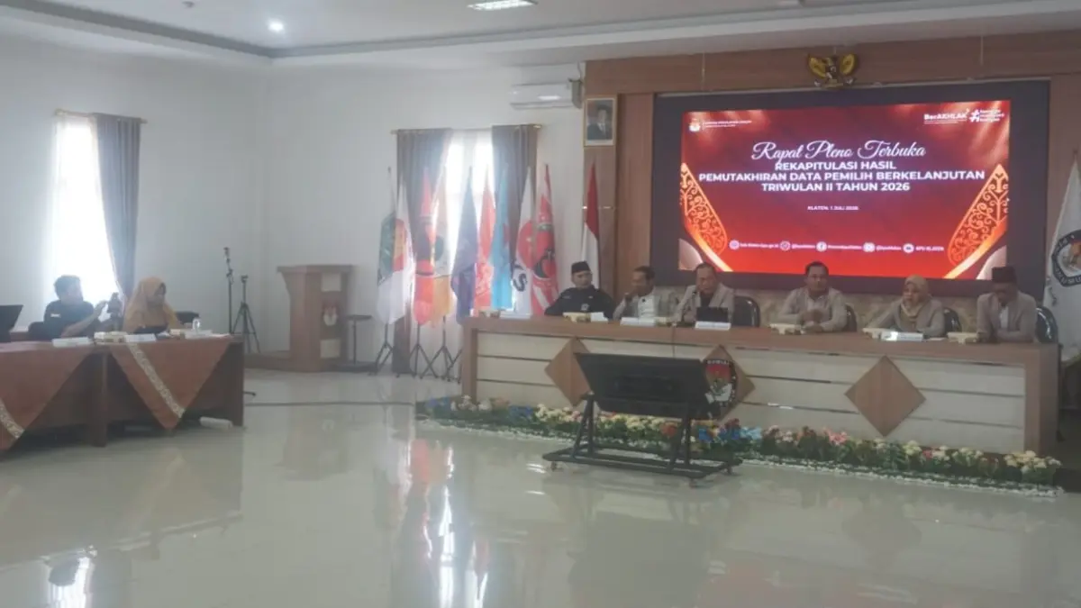 KPU Kabupaten Klaten saat menggelar Rapat Pleno Terbuka Rekapitulasi Hasil Pemutakhiran Data Pemilih Berkelanjutan (PDPB) Triwulan II Tahun 2026 di aula kantor KPU setempat, Rabu (1/7/2026). (Angga Purenda/Radar Solo)