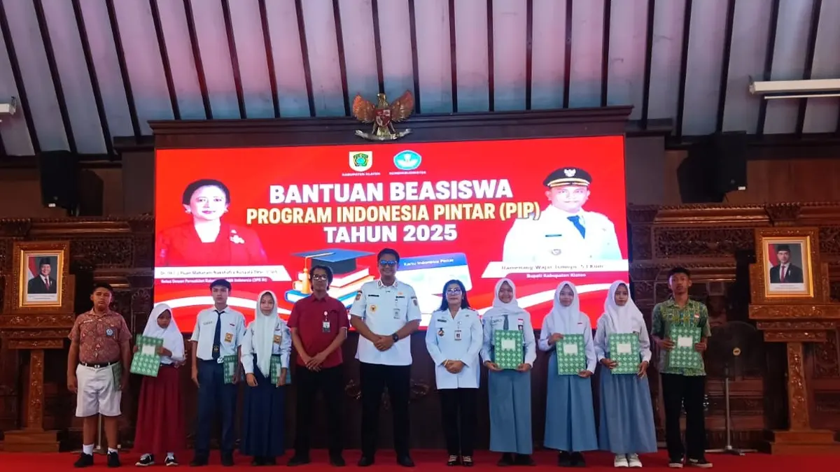 Penyerahan bantuan beasiswa PIP di Pendapa Pemkab Klaten, Rabu (1/7/2026). (Angga Purenda/Radar Solo) 