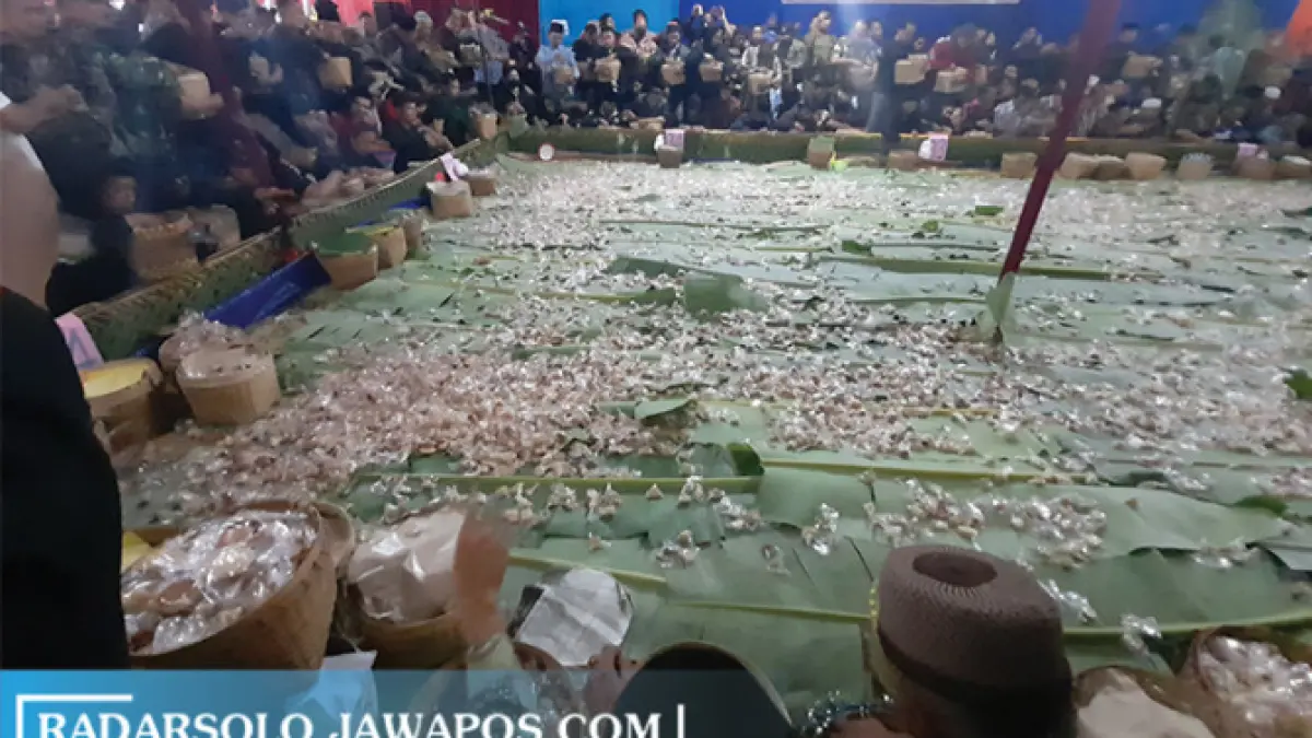 Sebaran apem dalam Wahyu Kliyu yang digelar di Dusun Kendal, Desa/Kecamatan Jatipuro, Karanganyar. Puncak tradisi ini akan digelar Rabu (1/7/2026) malam. (DOK.RADAR SOLO)