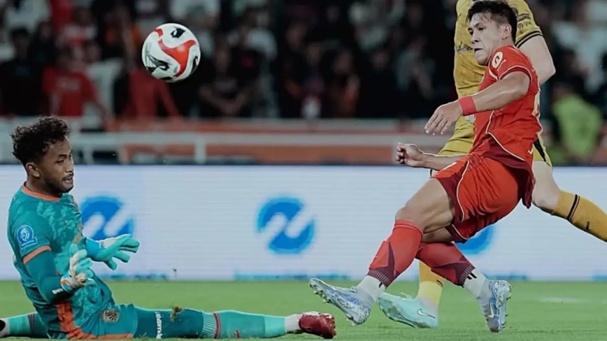 Striker Persija Jakarta Eksel Runtukaku saat melawan Bhayangkara FC di Super League 2025/2026. (INSTAGRAM EKSEL RUNTUKAKU) 