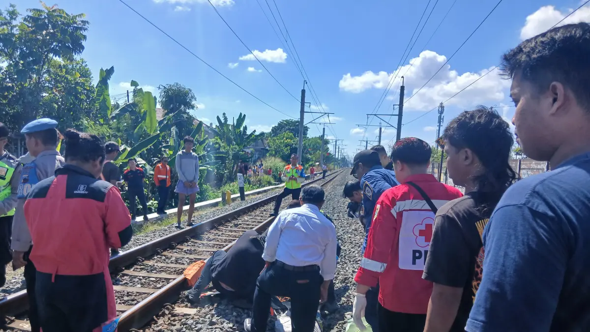 Tim gabungan mengevakuasi jasad warga yang tertabrak KRL di Klaten, Rabu (1/7/2026). (Angga Purenda/Radar Solo)