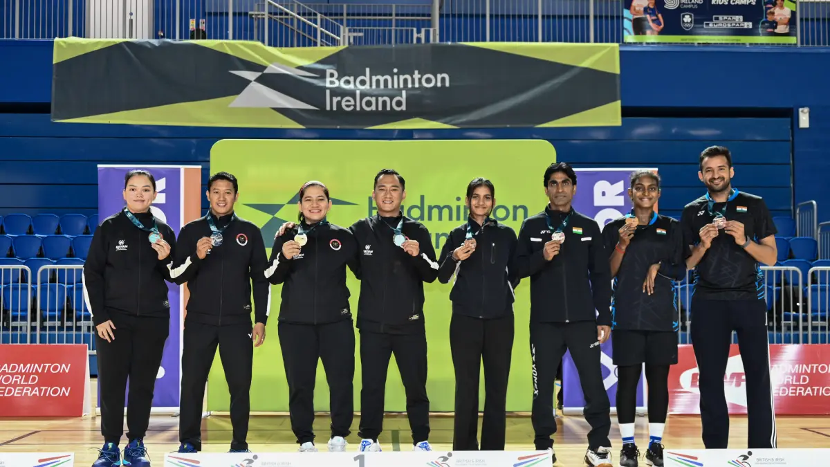Fredy Setiawan (dua dari kiri) bersama Leani Ratri Oktila (tiga kiri) dan Hikmat Ramdani (empat kiri) yang berhasil meraih medali emas dalam nomor ganda campuran SL3-SU5 di Kejuaraan British & Irish Para Badminton International 2026 yang diselenggarakan di Dublin, Republik Irlandia 24-28 Juni 2026. (Dok. NPC Indonesia) 