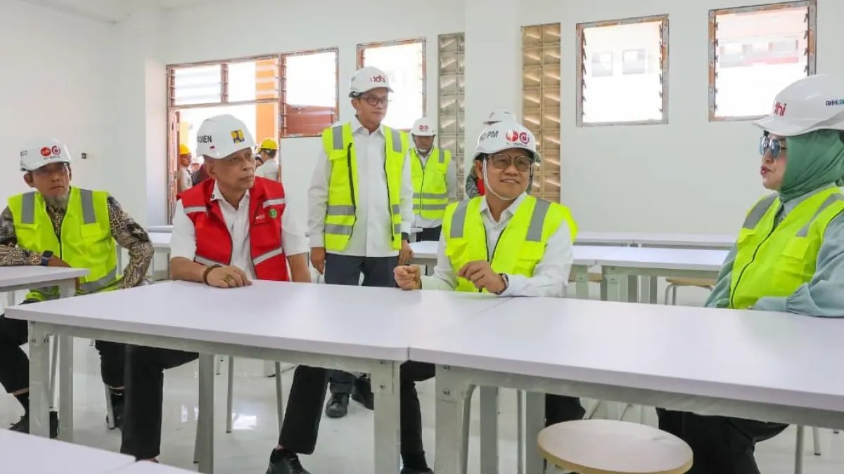Sekretaris Daerah Provinsi Jawa Tengah Sumarno (paling kiri) mendampingi Menteri Koordinator Bidang Pemberdayaan Masyarakat Muhaimin Iskandar (dua dari kanan) di lokasi Sekolah Rakyat Sukoharjo, Kamis (2/7/2026). Turut hadir Bupati Sukoharjo Etik Suryani (kanan). (DOK.PEMPROV JATENG)