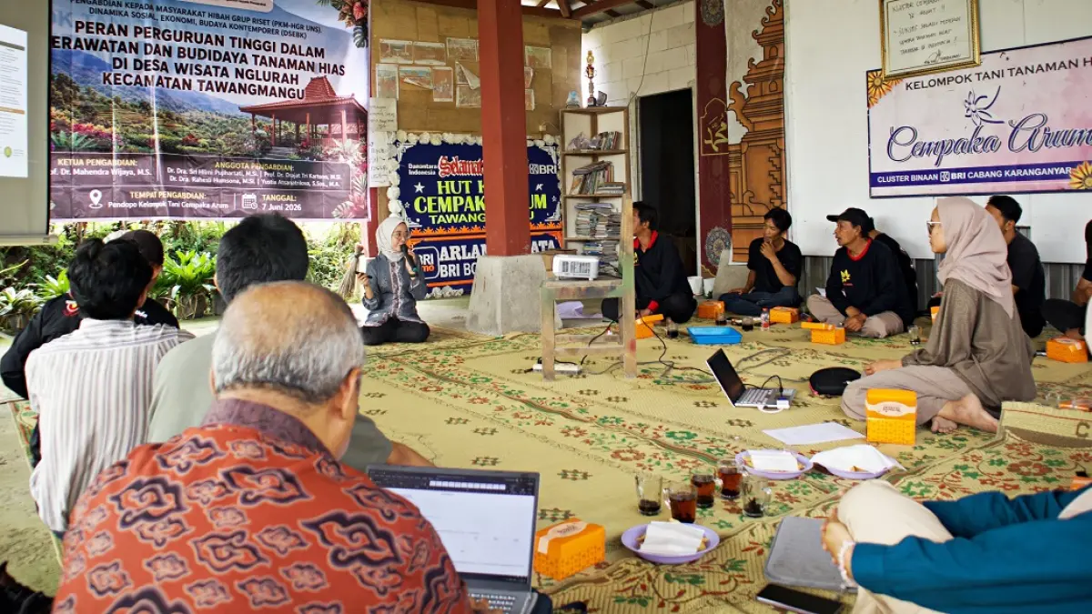 Para petani tidak hanya dibekali pengetahuan potensi bisnis budidaya krisan. Tapi juga teknik proses budidaya, teknik pengembangbiakan, teknik tanam, teknik penyiraman, teknik pemupukan, pengendalian hama penyakit, proses pasca panen, dan lainnya. (DOK.SOSIOLOGI UNS)