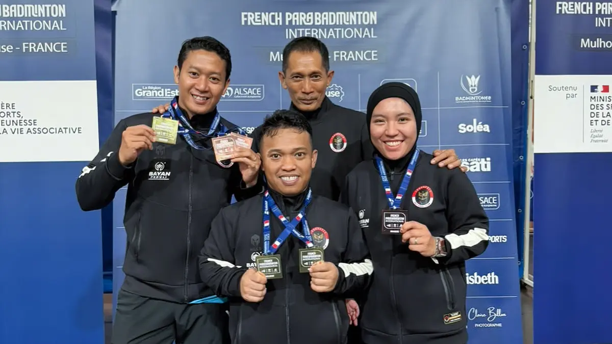 Atlet bulu tangkis asal Kota Solo Fredi Setiawan (pojok kiri) bersama bersama para atlet dan pelatih yang meraih medali di kejuaraan BABOLAT French Para Badminton International 2026 di di Mulhouse, pada tanggal 16-21 Juni 2026. (NPC INDONESIA) 