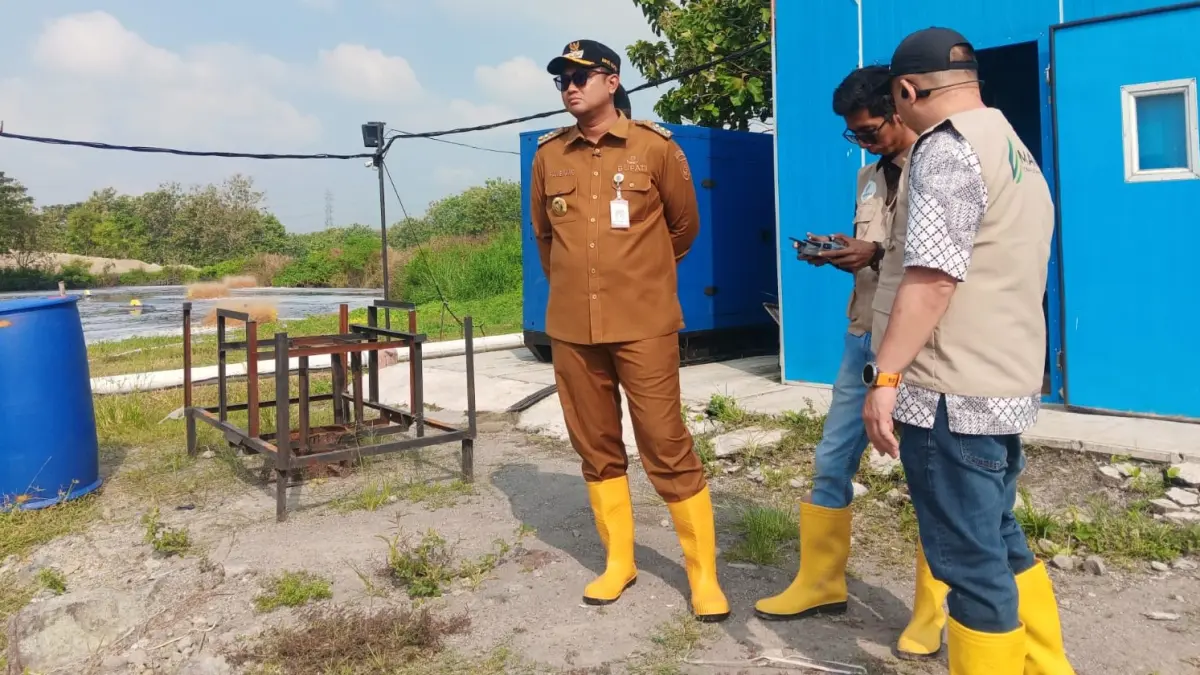 Bupati Klaten Hamenang Wajar Ismoyo saat mengecek instalasi Pengolahan Air Limbah untuk air lindi di TPA Troketon beberapa waktu lalu. (Angga Purenda/Radar Solo)