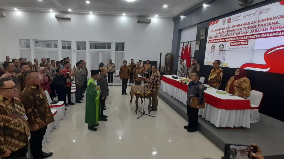 Pelantikan mutasi pejabat Pemkab Karanganyar, Rabu (1/7/2026) malam. (Rudi Hartono/Radar Solo) 