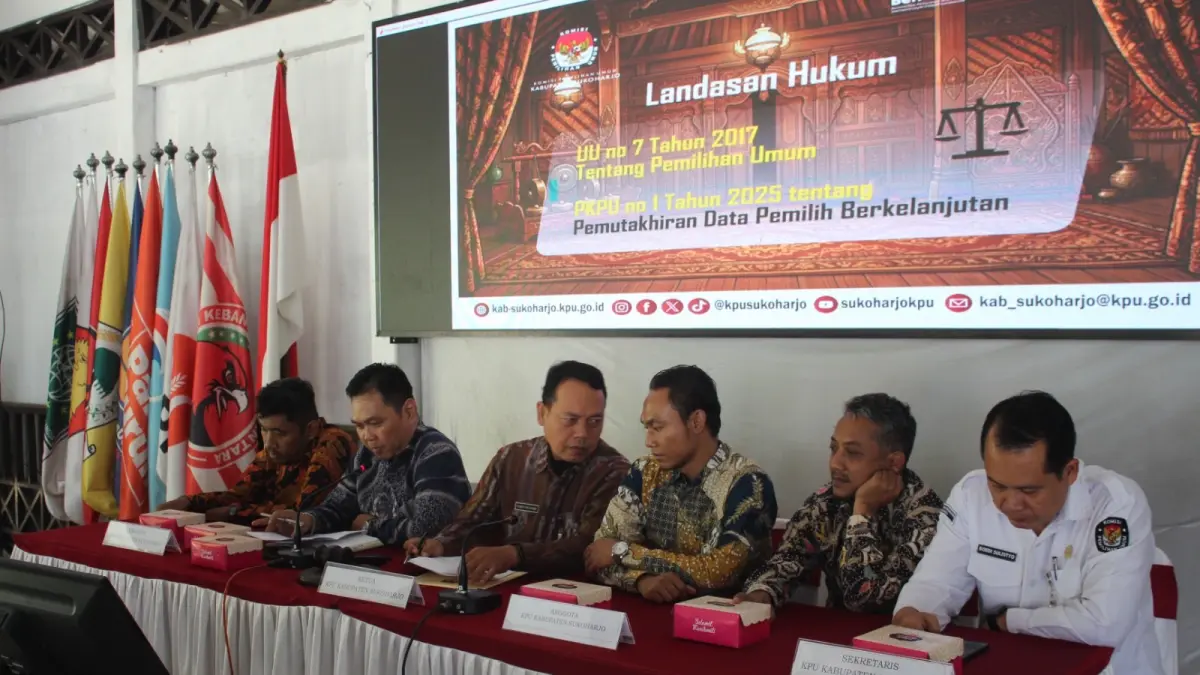 Rapat pleno pemutakhiran data pemilih berkelanjutan di pendapa kantor KPU Sukoharjo, Kamis (2/7). (IWAN KAWUL/RADAR SOLO)