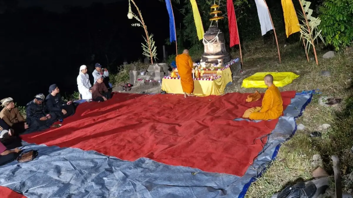 Ritual keagamaan serta kebudayaan bertajuk “Puja Stupa Nepen” di lokasi ditemukannya objek stupa purbakala di wilayah Desa Nepen, Kecamatan Teras, Kabupaten Boyolali, Rabu (2/7/2026). (ABDUL KHOFID/RADAR SOLO)