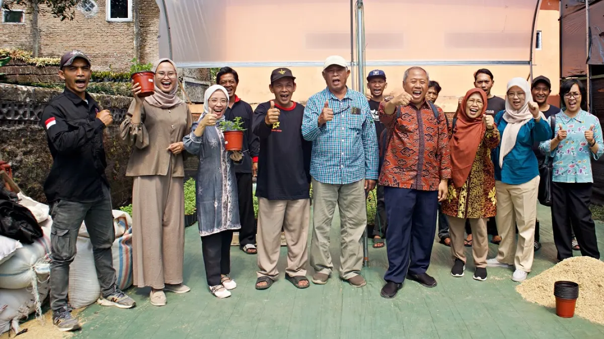 Tim Prodi Sosiologi UNS bersama Kelompok Petani Tanaman Hias Cempaka Arum di sela pelatihan perawatan dan budidaya tanaman hias krisan di Desa Wisata Nglurah, Tawangmangu, Karanganyar, Minggu (7/6/2026). (DOK. SOSIOLOGI UNS) 