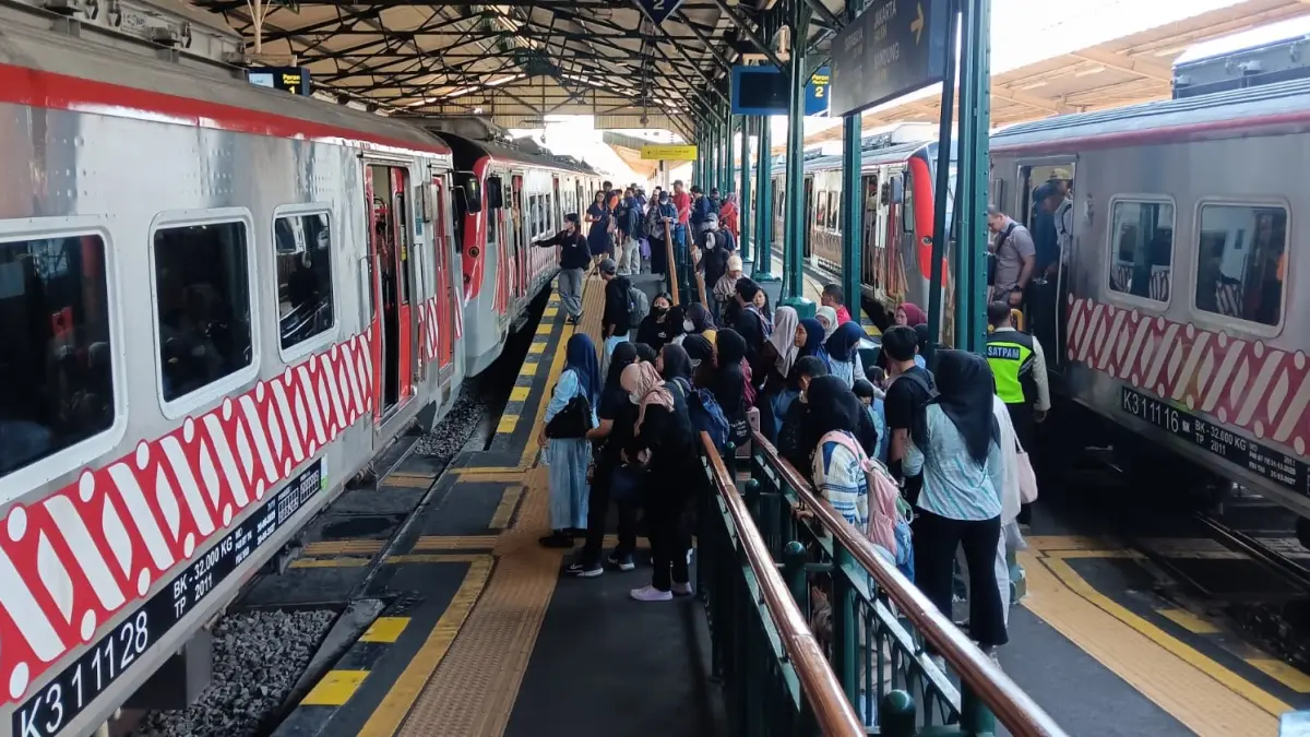 Aktivitas naik-turun penumpang KRL di Stasiun Klaten. (Angga Purenda/Radar Solo)